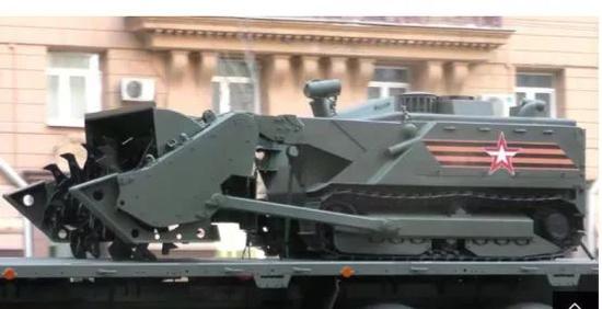 首次参加阅兵的“天王星-6”无人战斗工程车