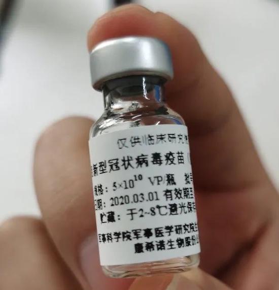 与新冠病毒赛跑的人