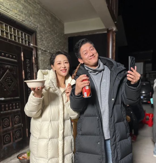 劇里鄔倩和她的霸總CP，都不得不化上老妝。圖/受訪者提供