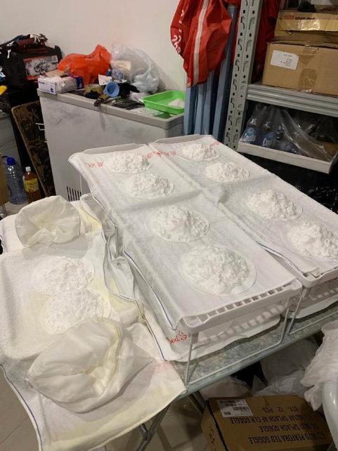 香港警方20日在荃湾区一大楼内查获疑似爆炸品的粉末(图片来源:港媒)