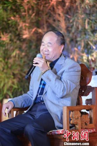资料图:在某论坛上发言的莫言。 张茵 摄