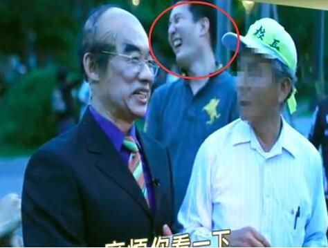 郭子干模仿“教育部长”吴茂昆被一名民众狂骂。