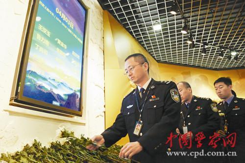 清明节即将到来之际,公安部组织部机关单位民警来到中国警察博物馆缅怀牺牲的公安英烈。图为4月3日缅怀活动现场。 张建鑫 摄