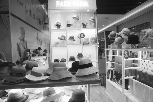 由于老员工的坚守，公司租的专柜仍在正常营业。记者孙振芳