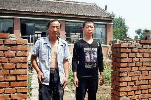 出狱后的廖海军父子(法制晚报资料图)