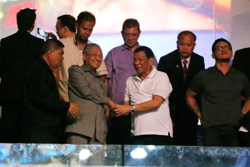 杜特尔特和马哈蒂尔握手（图片来自《菲律宾星报》）
