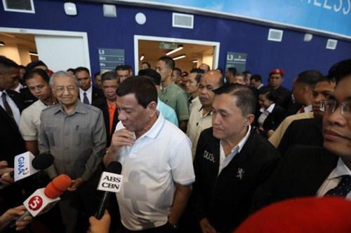 杜特尔特接受采访(图片来自《菲律宾星报》)