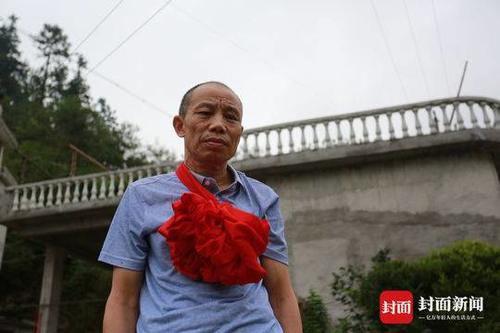 6月2日，李锦莲回到阔别20年的家乡江西省遂川县茂园村。 封面新闻 图