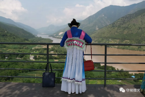 云南省丽江市龙蟠乡三股水，一位身着纳西族服装的女士。