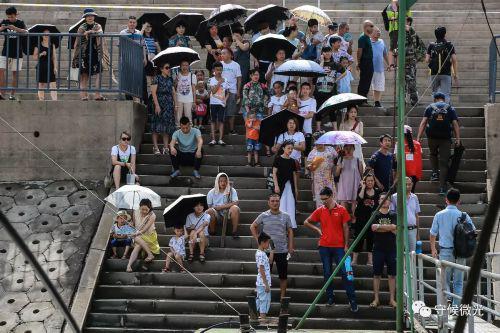 重庆市万州区，长江边等待乘船的市民。虽然有跨江大桥，许多市民选择乘坐渡轮过江。