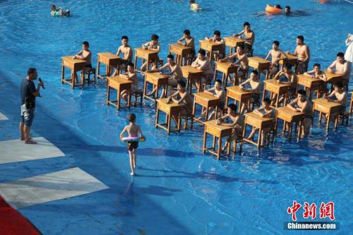 9月1日,重庆市涪陵二中校长带领学生走进红酒小镇水上乐园上开学第一课,因高温天气,重庆部分区县的中小学已经延迟开学。杨孝勇 摄