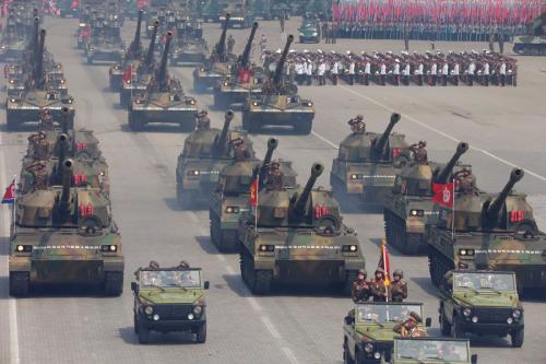 2017年4月平壤阅兵中出现的M1992式122mm自行加农炮,其本质是拥有封闭式炮塔的自行D-74加农炮。