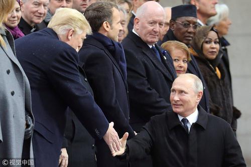 11月11日，美俄领导人在巴黎参加活动时握手（图源：视觉中国）