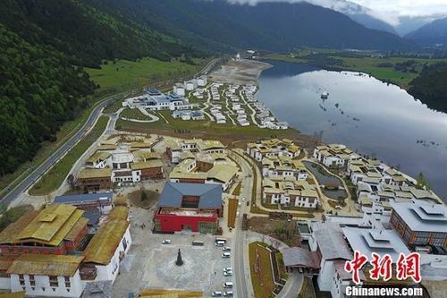 资料图:初夏的西藏林芝鲁朗小镇美轮美奂。中新社记者 张浪 摄