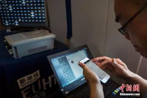 资料图:市民正在使用手机。中新社记者 侯宇 摄
