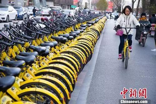  山西太原，民众正在使用共享单车。中新社记者 张云 摄