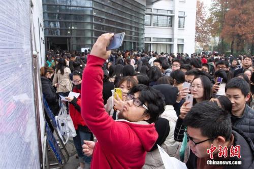 资料图 2019年国考,大量考生在考场外等候。<a target='_blank' href='http://www.chinanews.com/'>中新社</a> 苏阳 摄 资料图 2019年国考,大量考生在考场外等候。中新社 苏阳 摄