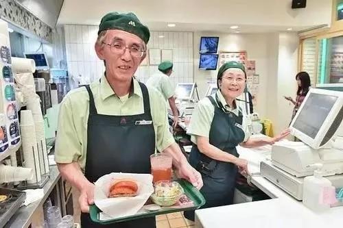 老年人在快餐店工作。（图片来自网络）