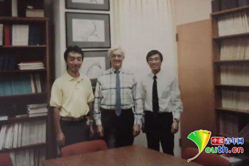 姚玉峰(右)在国外求学时,多次婉拒时任美国哈佛大学眼科研究所所长斯特莱茵教授(中)的邀请,坚决回国。资料图