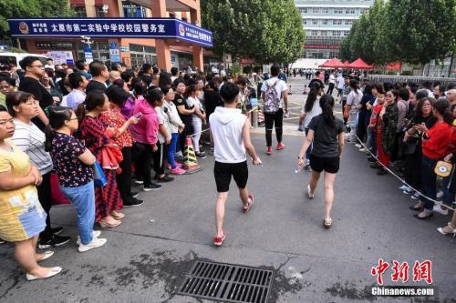 这两天:6月7日,山西太原,高考考生陆续进入考场。武俊杰 摄