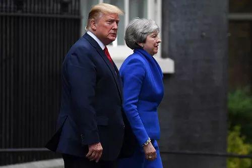 6月4日,在英国伦敦,美国总统特朗普(左)与英国首相特雷莎·梅离开唐宁街10号首相府。新华社发(阿尔贝托·佩扎利摄)
