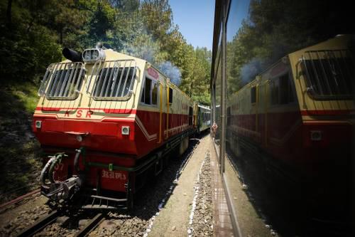 图为火车在印度喜马偕尔邦的加尔加-西姆拉窄轨铁路上行驶。新华社