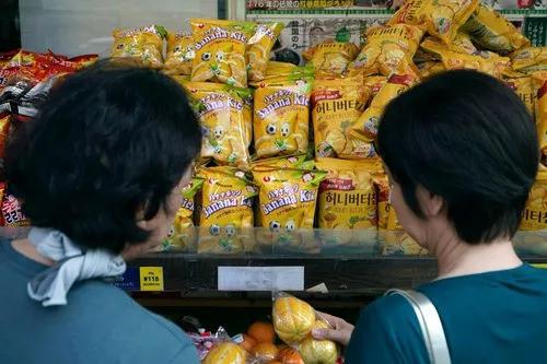8月2日,在日本首都东京的新大久保,商店货架上摆放着韩国生产的商品。新华社/美联