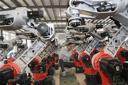  2020年5月24日，江苏南通一家工厂技术人员在机器人待测区调节皮带张力。