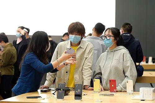  2020年4月24日，南京一家苹果专卖店，目前，绝大多数iPhone的最后组装工作都是由以富士康为首的中国工厂负责。