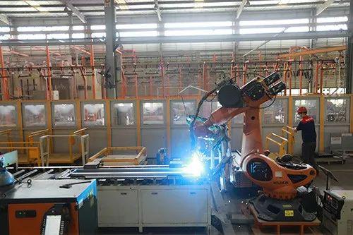  2020年3月2日，广东东莞一家工厂电梯生产车间，自动化电焊设备正在自动生产。