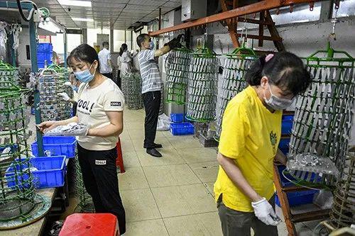 遭遇二次冲击,海外需求萎缩,但中国的机会来了