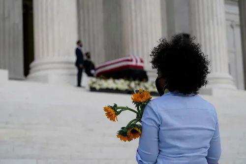 ▲9月23日，一名女子在位于美国华盛顿的联邦最高法院前悼念金斯伯格。新华社/美联