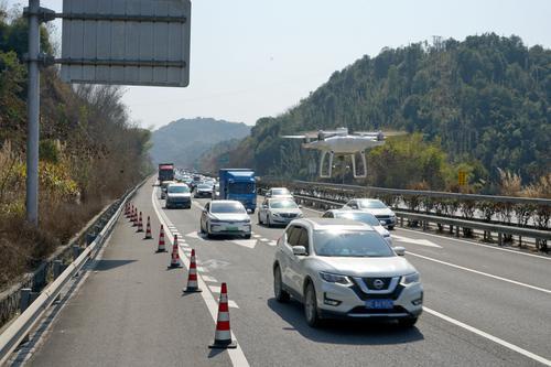 无人机正在高速公路空中放哨