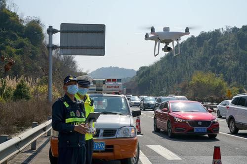 “飞手”陈若赞困控无人机放哨路面