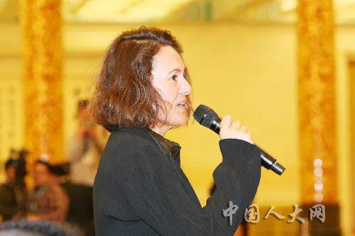 ▲资料图片:2012年3月9日,法国《观点》周刊记者在两会期间的记者会上提问。(中国人大网)