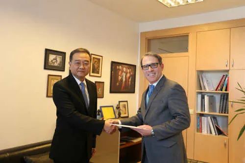 2019年1月29日,当时新到任的驻土耳其大使邓励向土耳其外交部礼宾总司代总司长卡拉葛兹递交国书副本图:中国驻土耳其大使馆网站