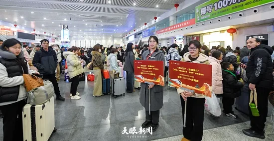 2月9日，返鄉乘客在金華站候車廳等待檢票上車。