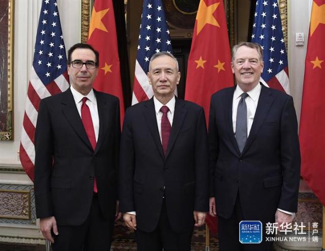 ↑当地时间2月21日上午,习近平主席特使、中共中央政治局委员、国务院副总理、中美全面经济对话中方牵头人刘鹤与美国贸易代表莱特希泽(右)、财政部长姆努钦(左),在美国白宫艾森豪威尔行政办公楼共同主持第七轮中美经贸高级别磋商开幕