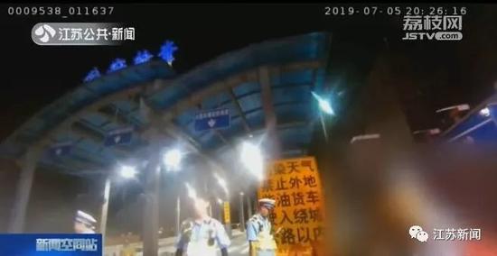 老爸把俩娃塞后备箱 交警咆哮：这么对自己小孩？