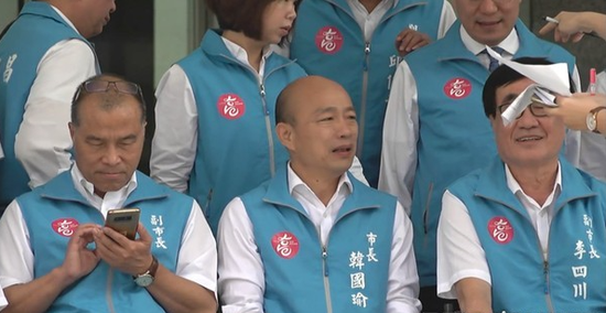 韩国瑜率市府一级主管拍“毕业照”(图源:台湾东森新闻云)