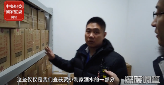 家藏茅台880瓶,他要么在喝酒要么在醒酒