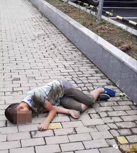 ■男孩浑身泥垢、卧倒在地的照片 网友供图
