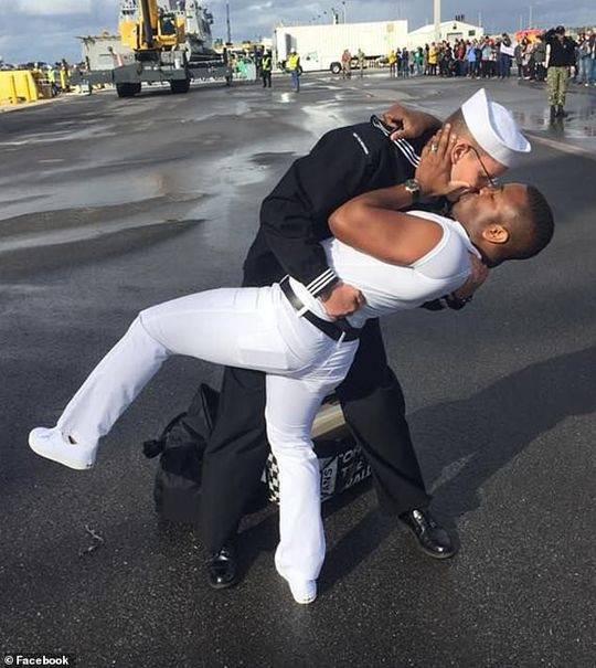 美同性恋海军模仿二战水手“胜利之吻”遭仇视