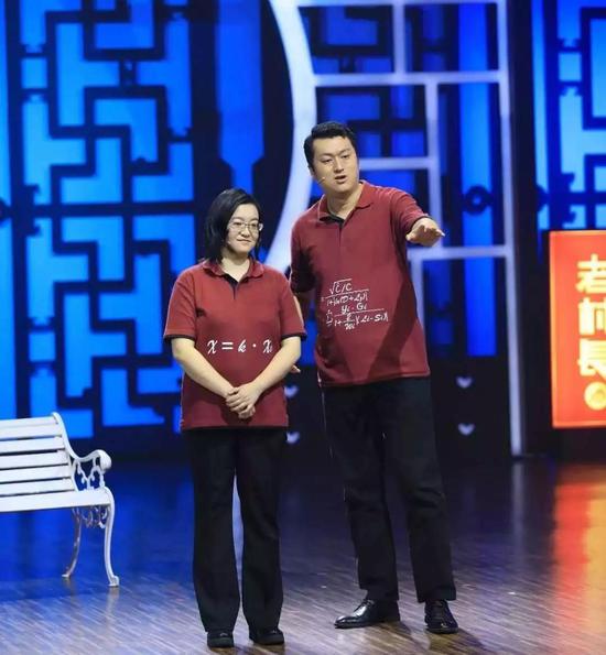 ▲李宏烨和郑钰在《相声有新人》节目中。图据东方卫视截图