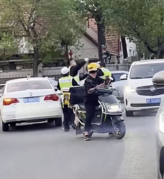天津兩名交警當街打架鬥毆。（網傳影片截圖）