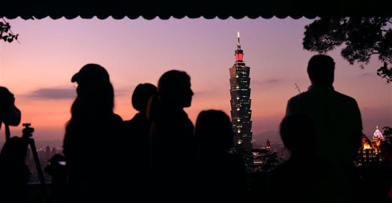 台北著名的101大樓是台灣最高建築，每天都吸引眾多市民和遊客到象山上眺望和拍攝。    新華社記者 朱祥 攝