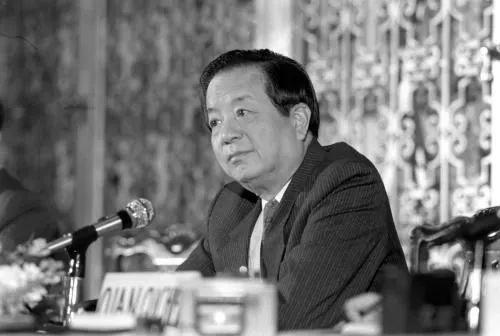 ▲资料图片:1990年12月1日,正在美国访问的中国外交部长钱其琛在华盛顿麦迪逊饭店举行记者招待会,向新闻界介绍他同美国总统布什、国务卿贝克举行会谈的情况。