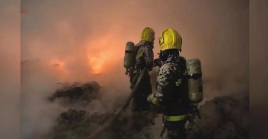 消防员用钢丝球洗澡 忍痛刷好几天才能洗干净