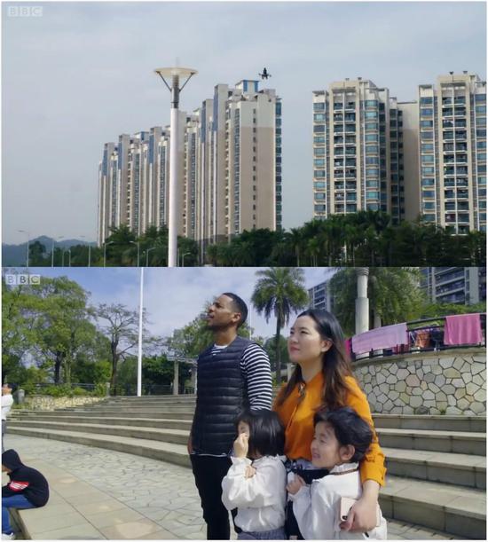 (赵德力的家人和记者一起看他“飞行”,报道截图。)