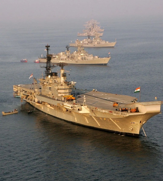 2006年2月11日，印度海军“维拉特”号航空母舰与编队舰艇一起在维沙卡帕特南军港等待接受检阅。